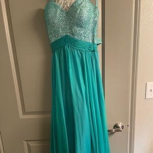 La femme jungle green formal dress
